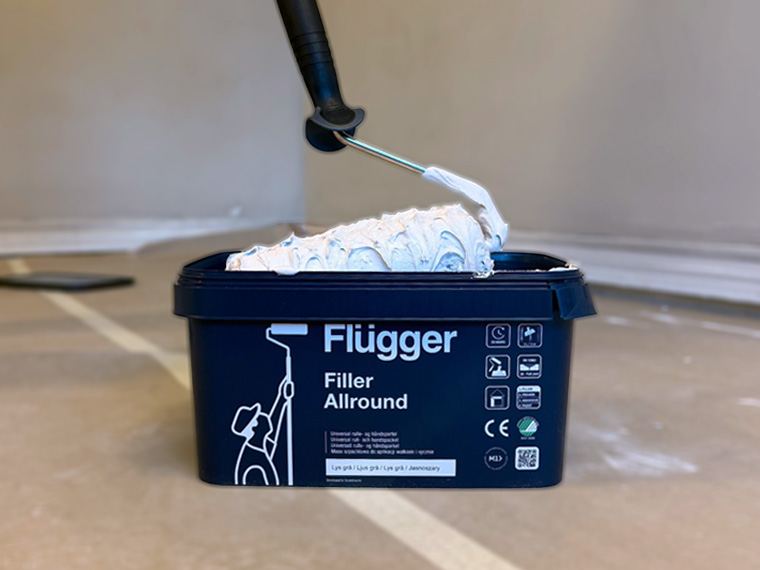Hink med Flügger Filler Allround och en färgroller.