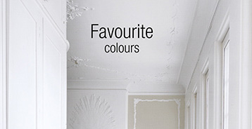 Lys og elegant boliginnredning med hvite panelvegger, dekorativ taklist og teksten «Favourite colours» i et klassisk interiør.
