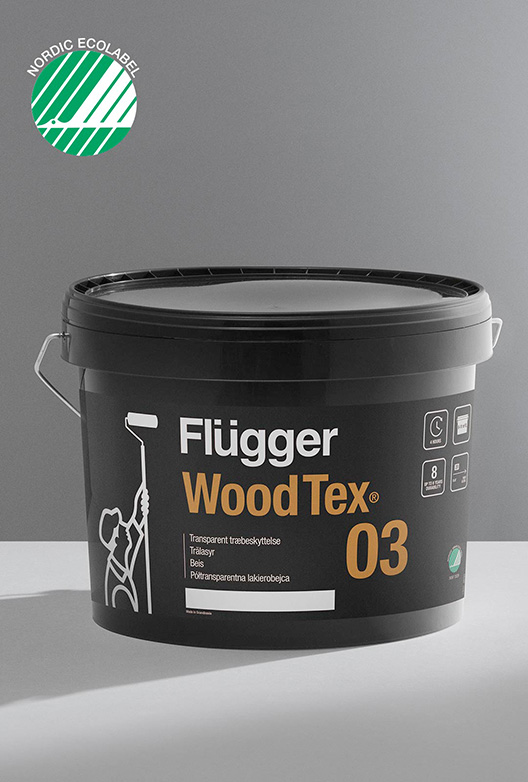 Spand med Flügger Wood Tex 03 transparent træbeskyttelse med Svanemærket vist i øverste venstre hjørne.
