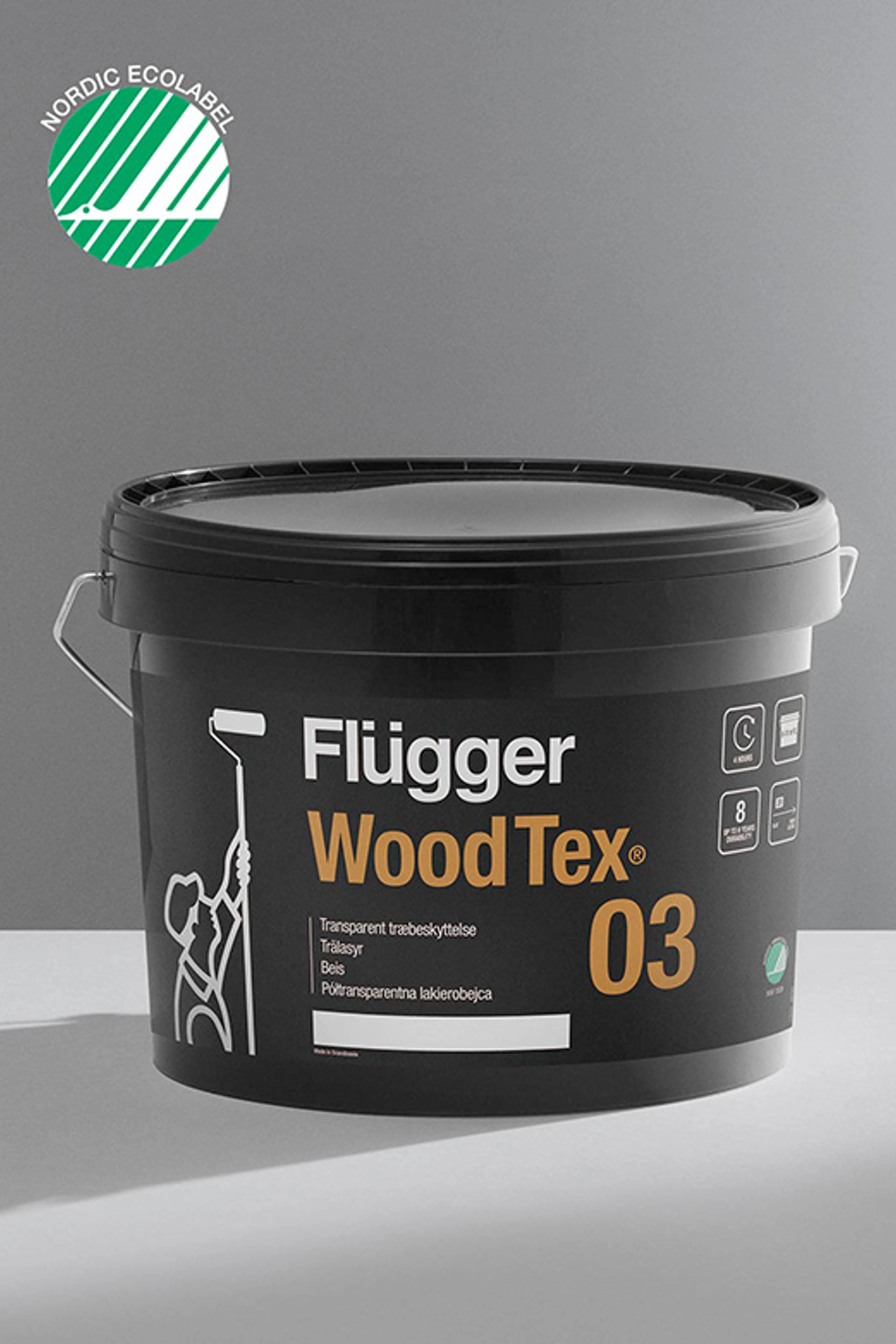 Spand med Flügger Wood Tex 03 transparent træbeskyttelse med Svanemærket vist i øverste venstre hjørne.