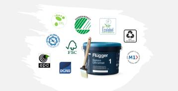 Flügger document manager. Dekso Ultramat 1 maling med en vinkelpensel. Logoer af EU-Ecolabel, Svanemærket, M1, CO2, FSC, Asthma allergy nordic, 100% recycled plastic, EPD, DGNB. 