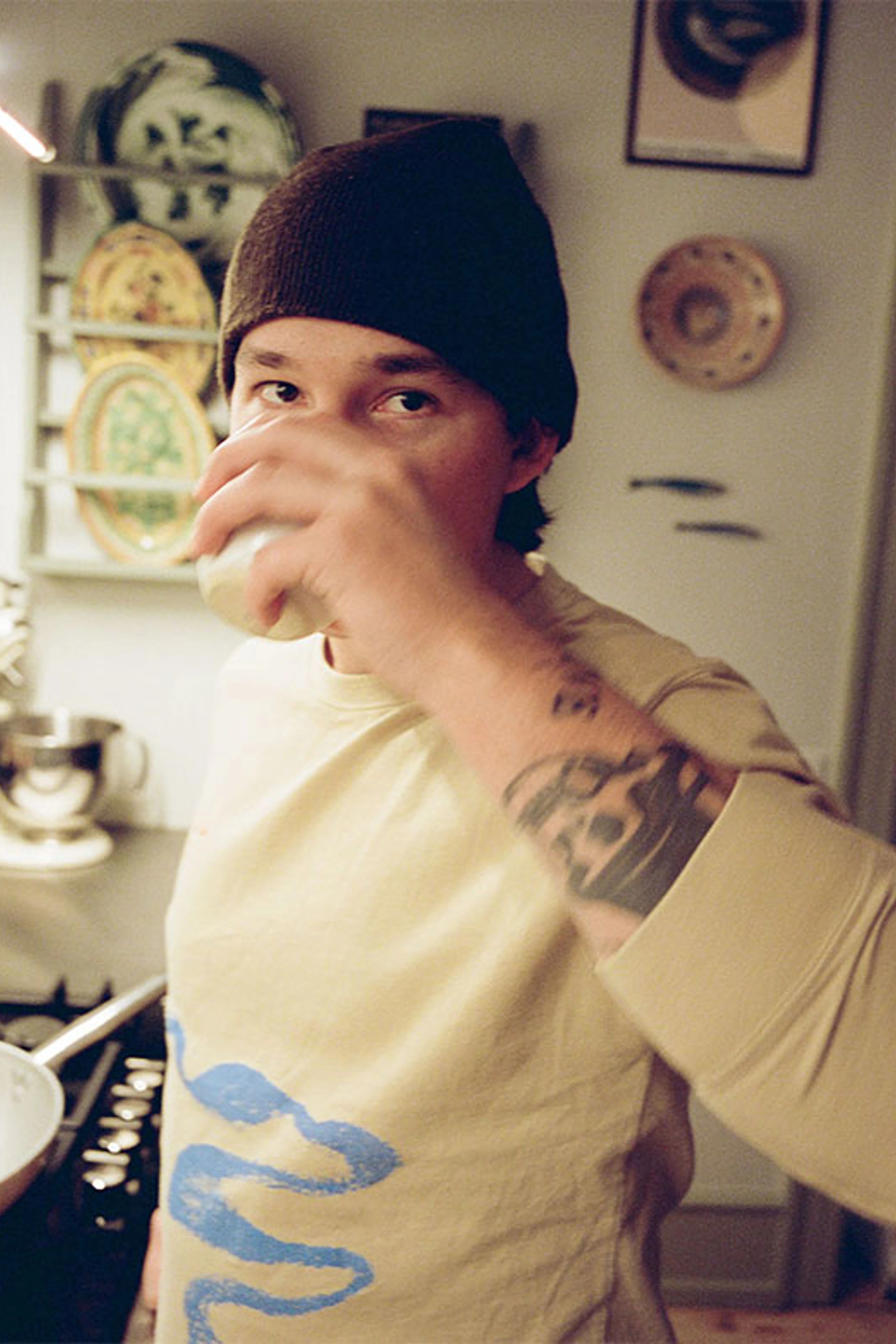 Freddie der kigger ind i kameraet, mens han tager en tår af sine kaffe.