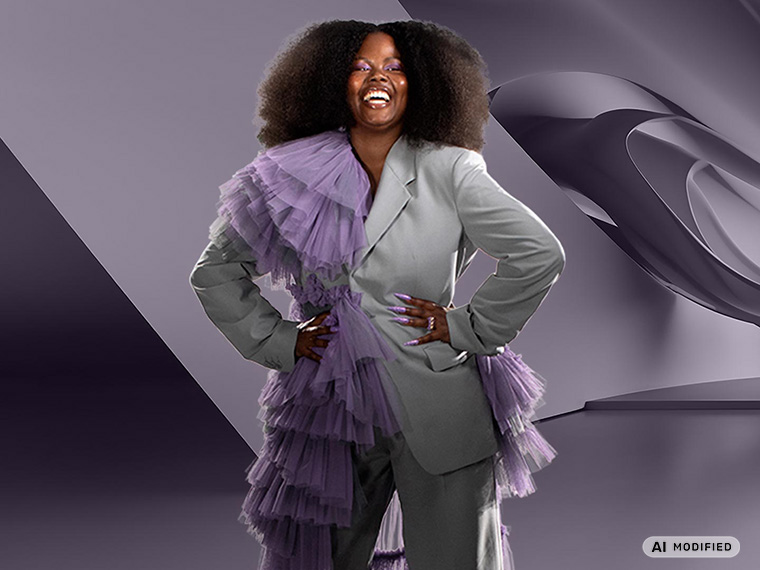 Person iført en grå blazer kombineret med lag af lilla tyl står foran en grafisk baggrund i lilla nuancer. Farveuniverset er inspireret af Flügger-farven Kind Purple (FL8057).