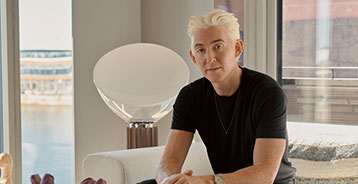 Emil Thorup der sidder på sofaen og kigger ind i kameraet.