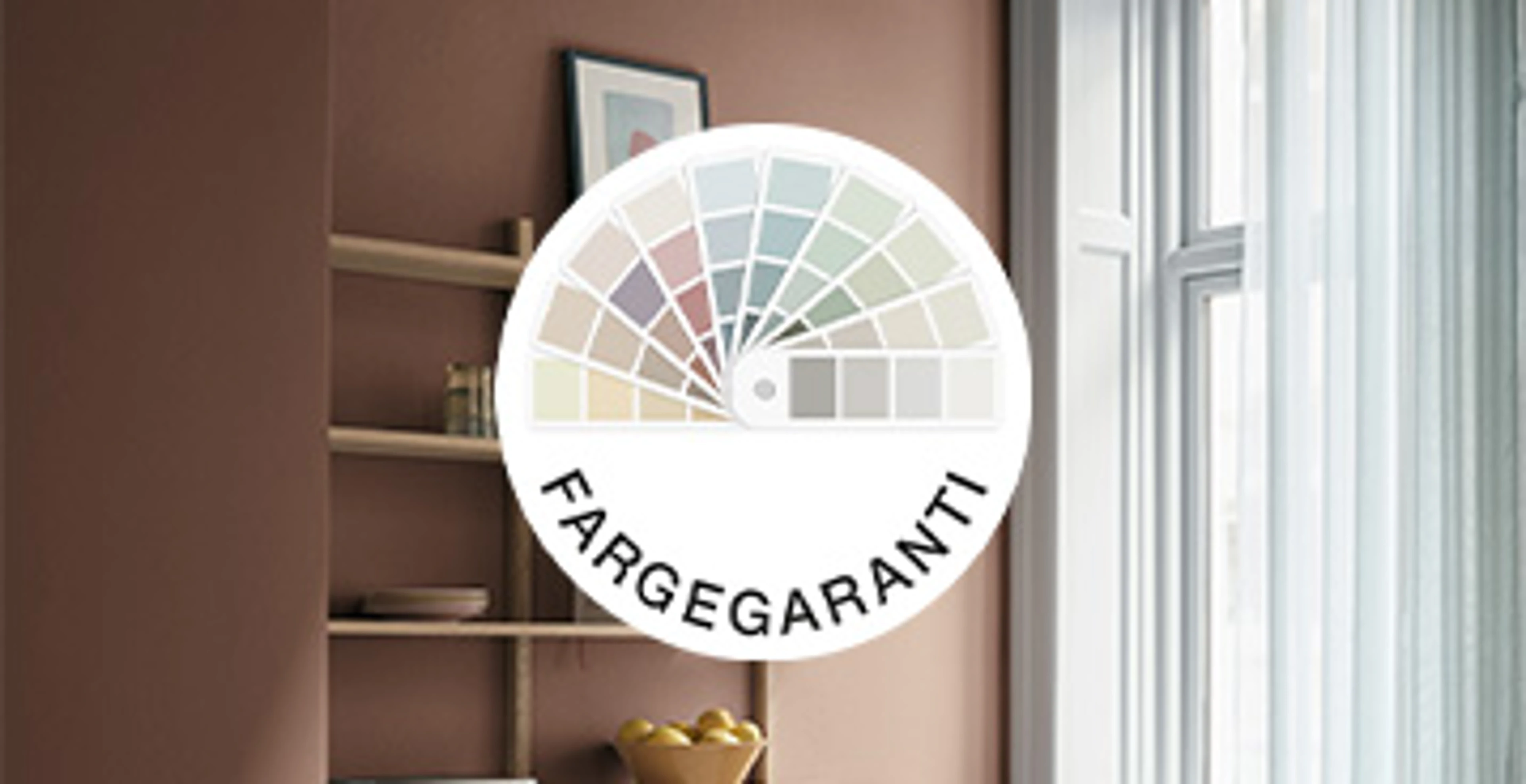 Farvegaranti-logo placeret foran et interiør med brun væg, åben reol og vindue. Logoet viser en vifte af farveprøver i forskellige nuancer.