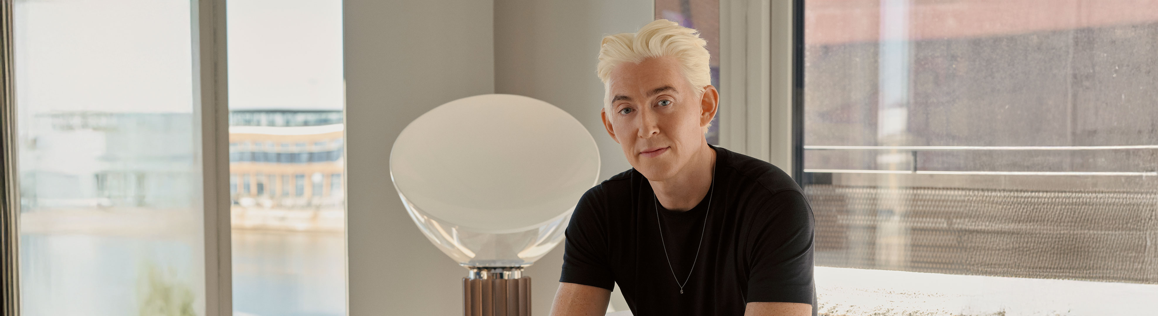 Emil Thorup der sidder på sofaen og kigger ind i kameraet.