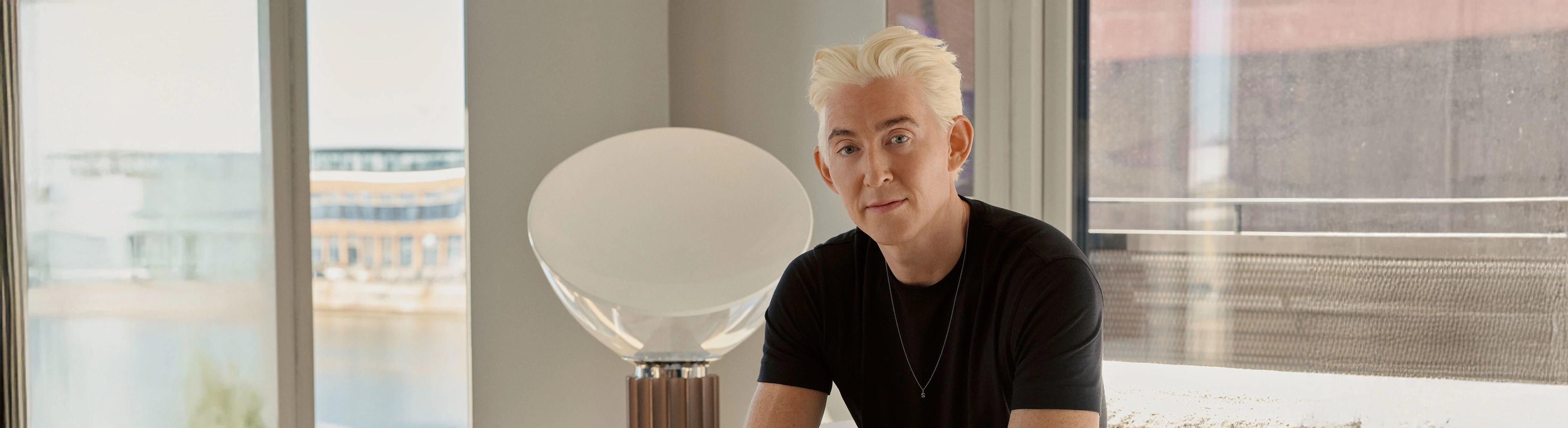 Emil Thorup der sidder på sofaen og kigger ind i kameraet.