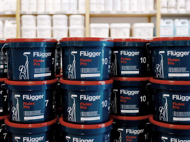 Bilde av malingsspann fra Flügger Flutex Pro-serien som står stablet oppå hverandre.