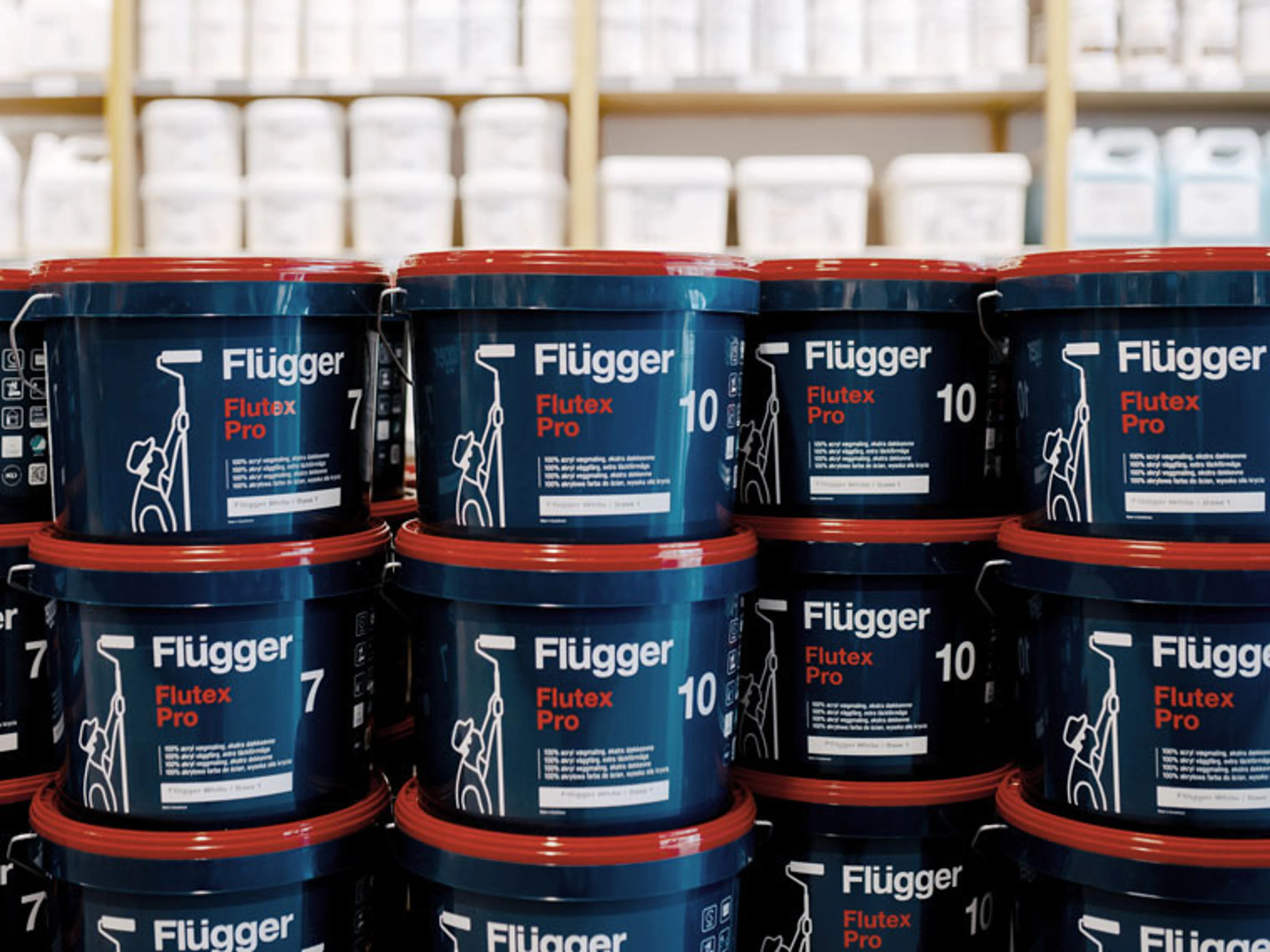 Bilde av malingsspann fra Flügger Flutex Pro-serien som står stablet oppå hverandre.