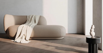 Stue med en beige sofa, hvite vegger og lyst tregulv.