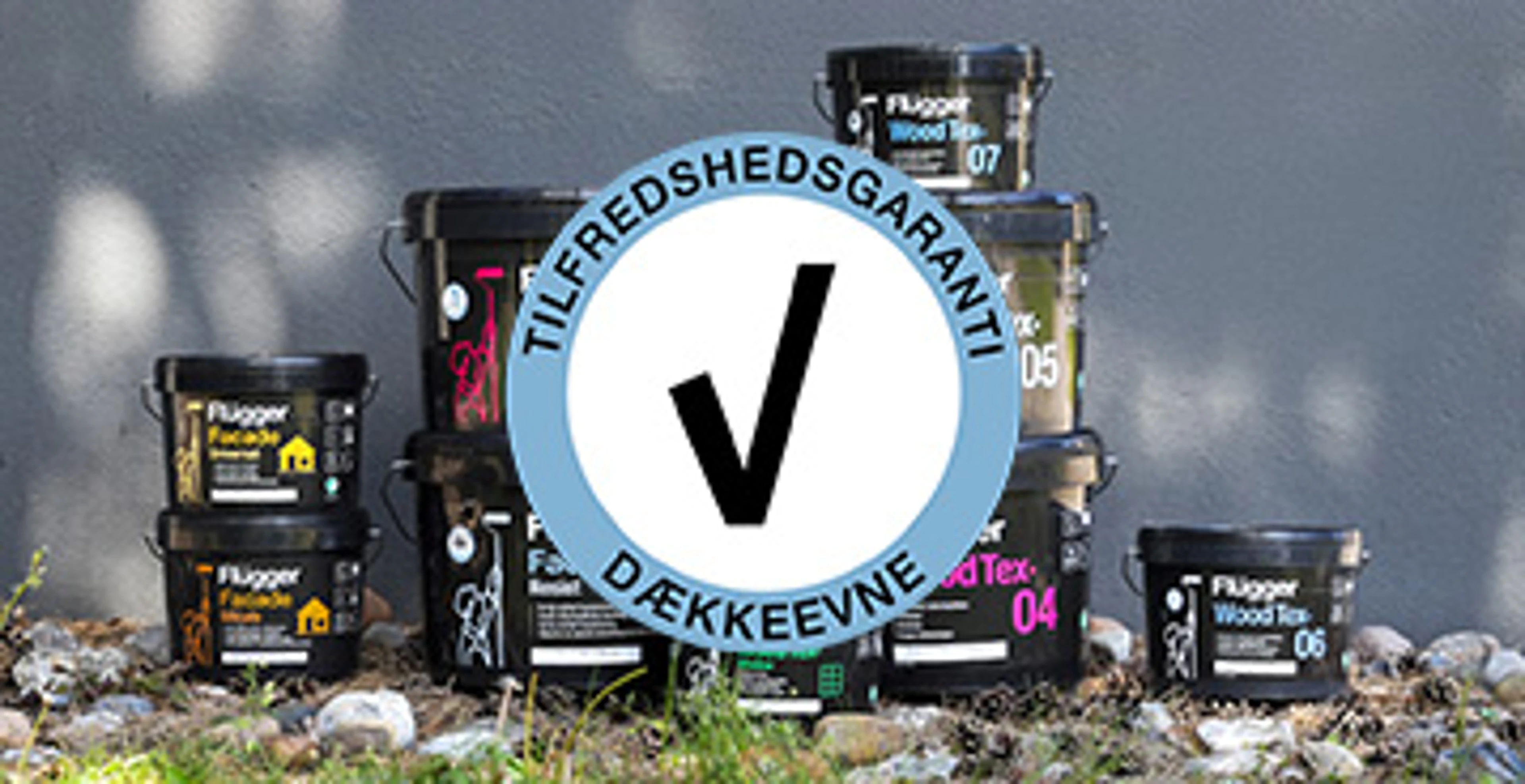 Tilfredshedsgaranti for dækkeevne-logo placeret foran Flügger malingsprodukter opstillet udendørs.
