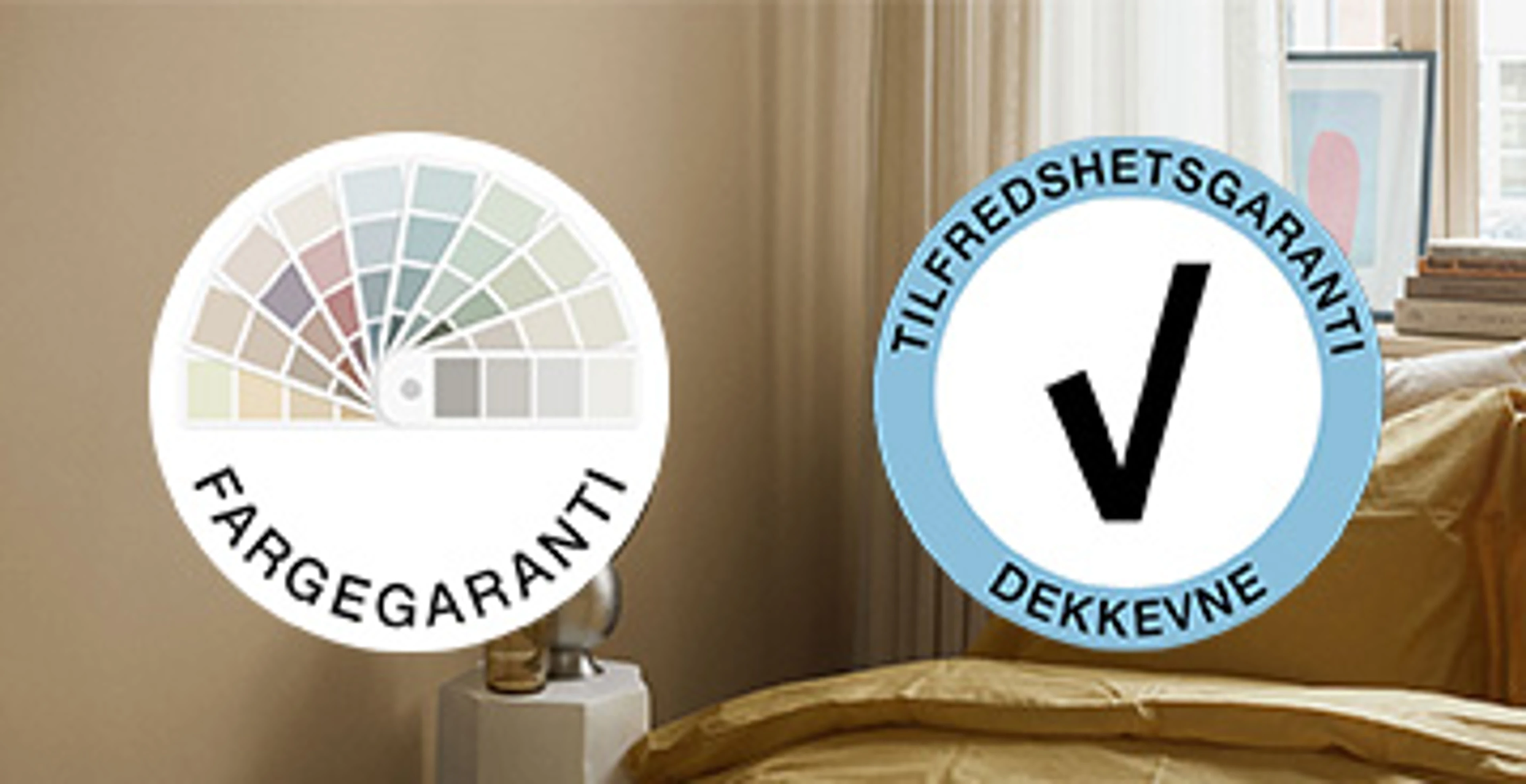 Farvegaranti- og Tilfredshedsgaranti for dækkeevne-logoer vist foran et interiør med beige væg, grønt vinduesparti og vase med blomster.