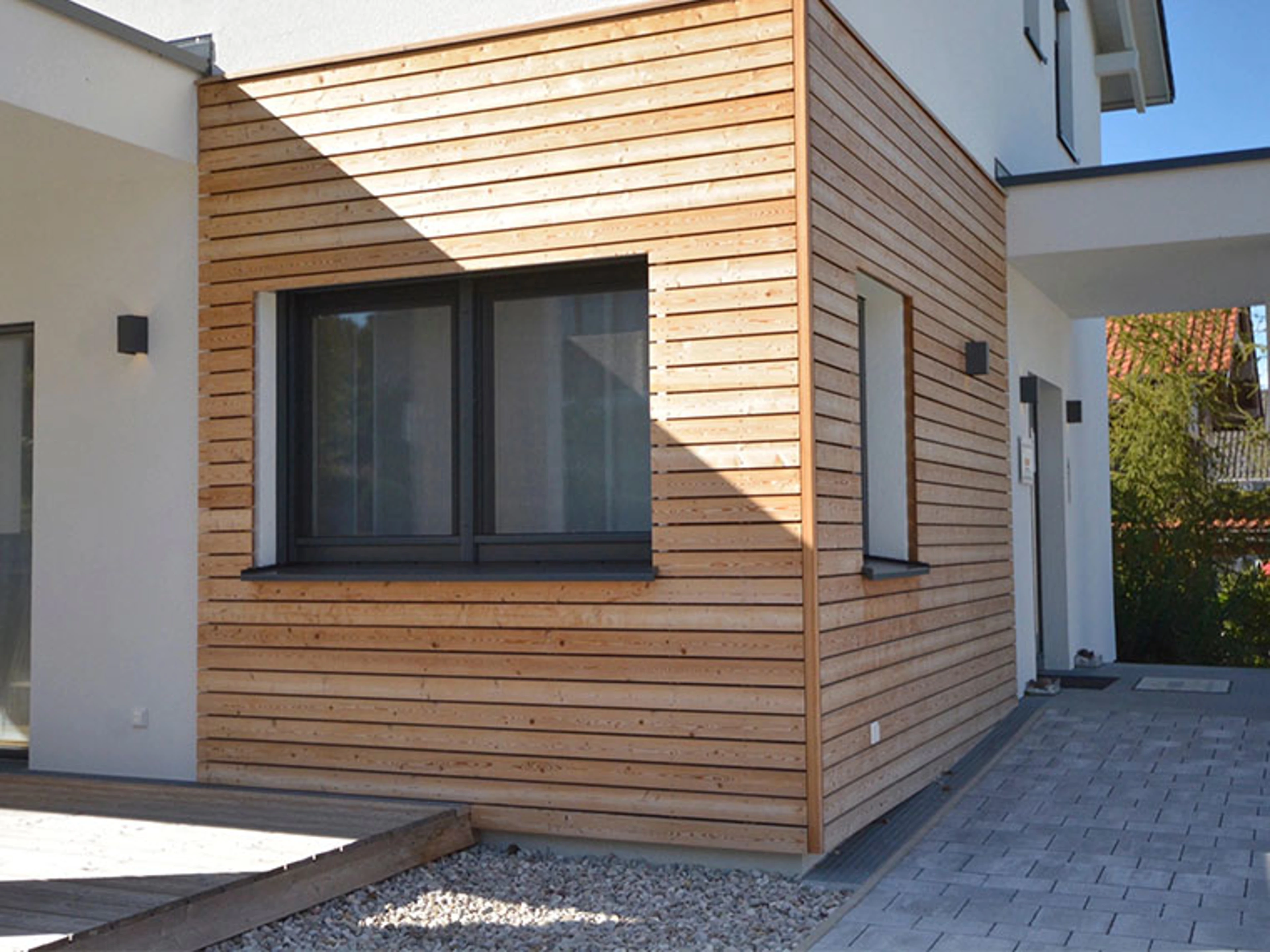 Hus med træfacade i lyst træ.
