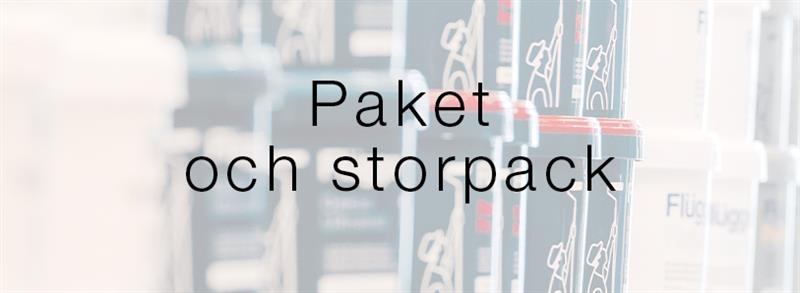 Flügger-produkter på hylder i baggrunden med teksten "Pakker och storpack" vist i forgrunden.
