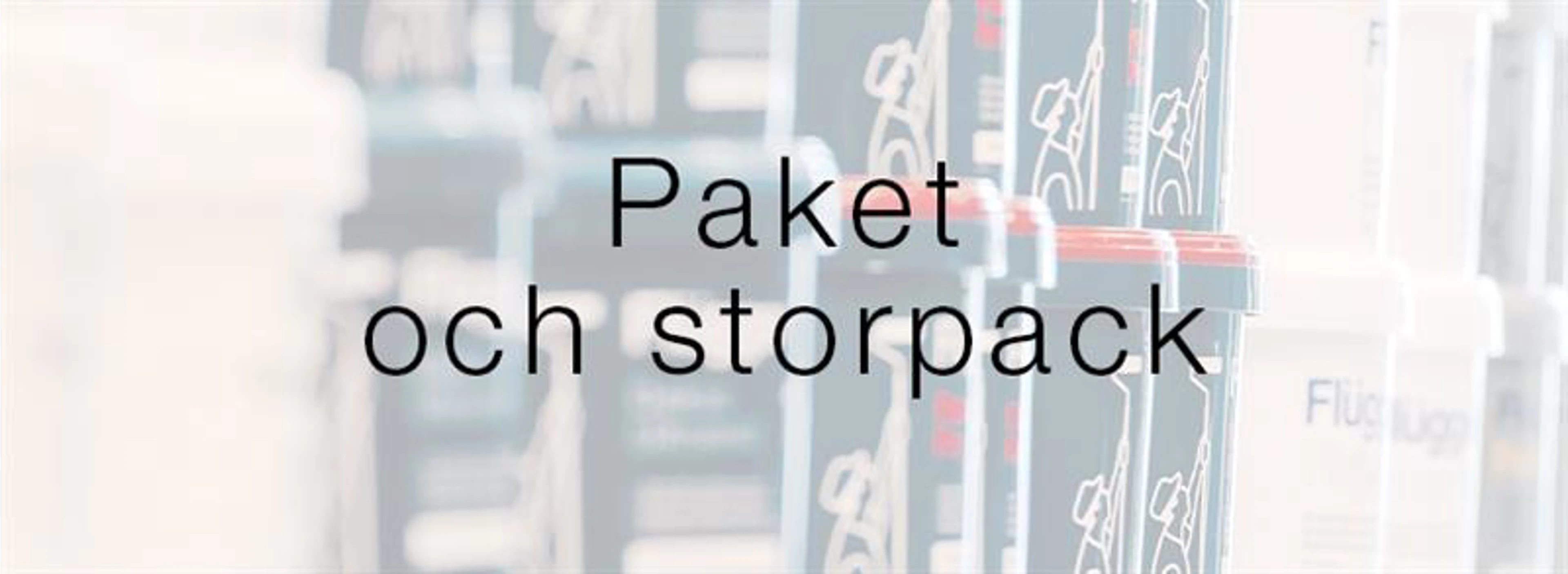 Flügger-produkter på hylder i baggrunden med teksten "Pakker och storpack" vist i forgrunden.