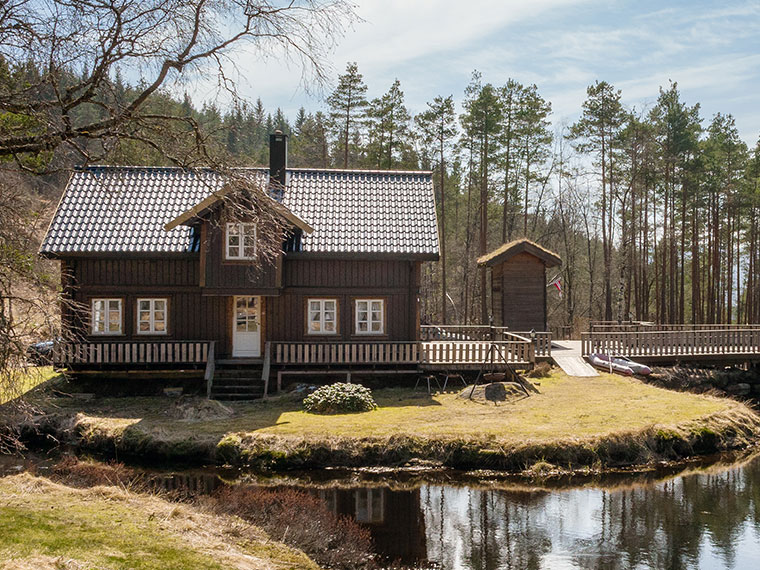 Træhus mellem træer i Norge.