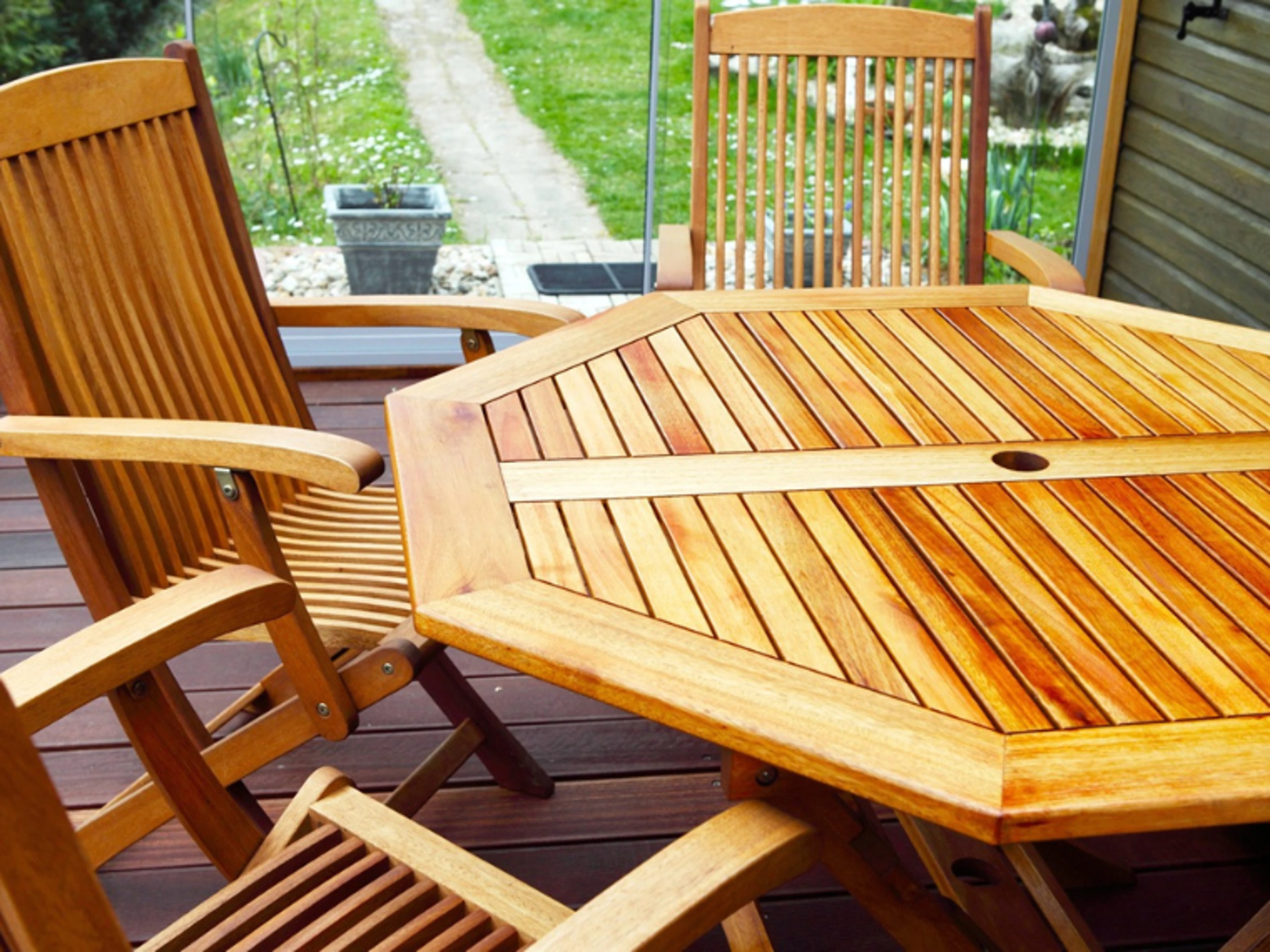 Olierede havemøbler i træ på terrasse i haven.