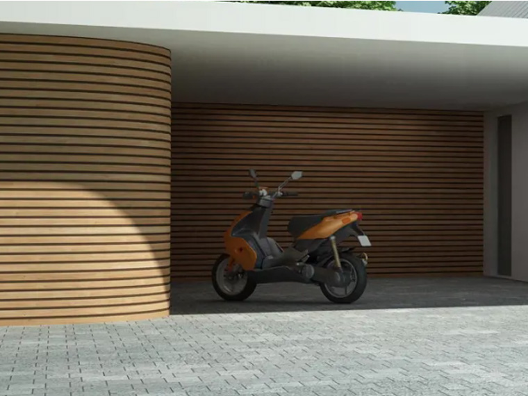 Oransje scooter parkert i en carport med buet trekledning i lameller.