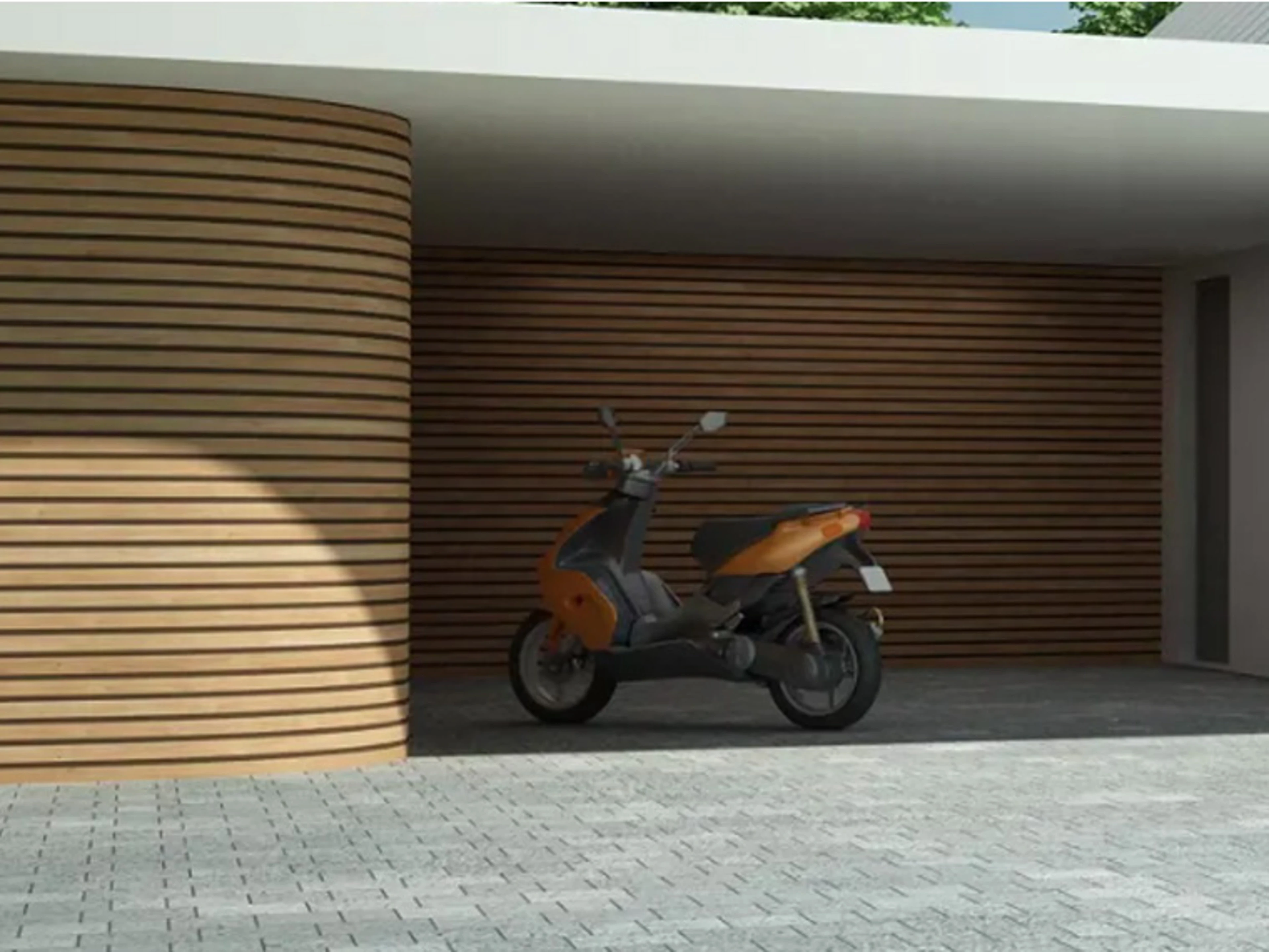 Oransje scooter parkert i en carport med buet trekledning i lameller.
