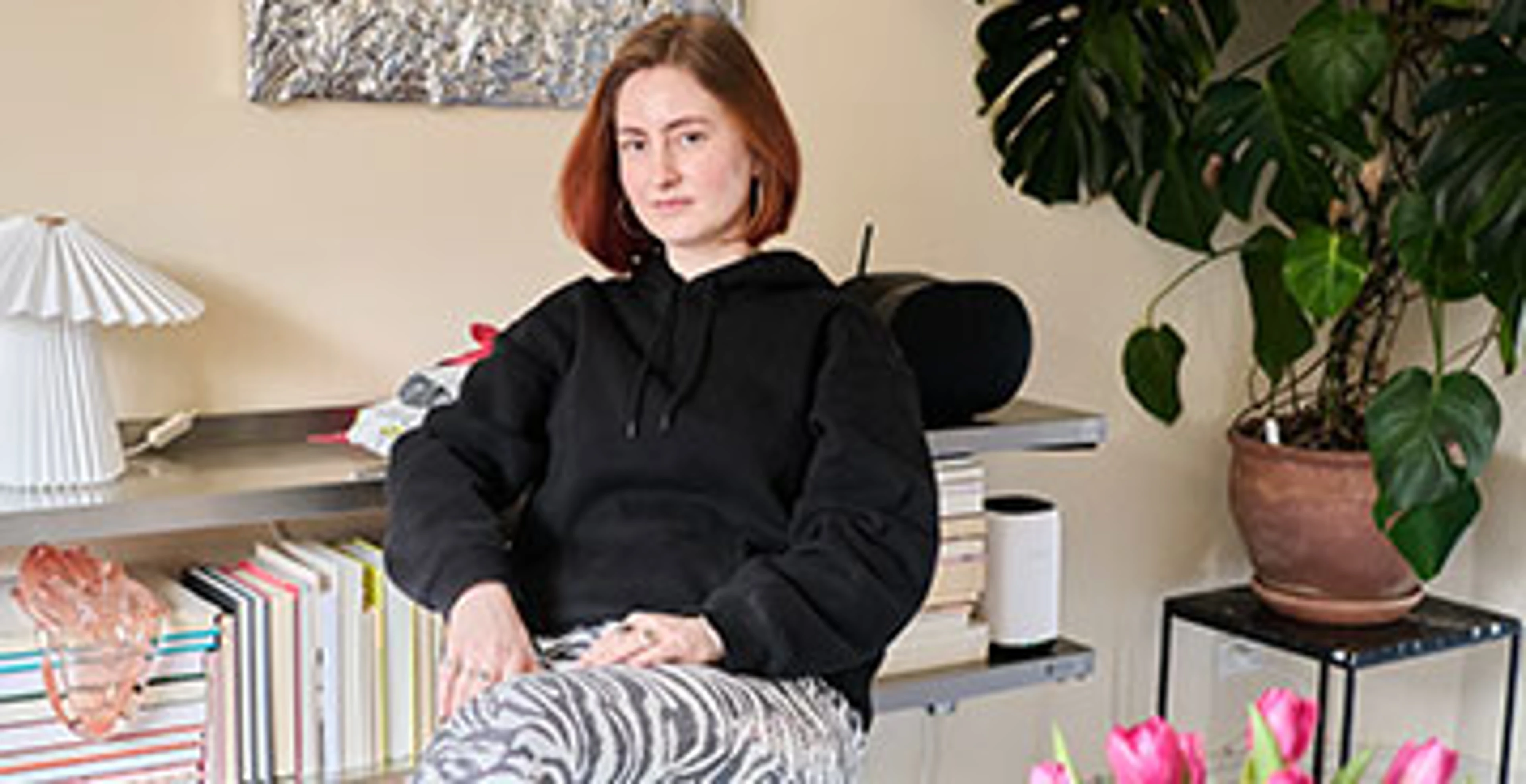 Mathilde der sidder ned og kigger ind i kameraet.