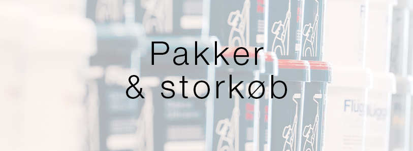 Flügger-produkter på hylder i baggrunden med teksten "Pakker & storkøb" vist i forgrunden.