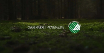 Svanenmärket och texten ”Svanenmärket i fasadfärg” mot en frodig, grön skog.