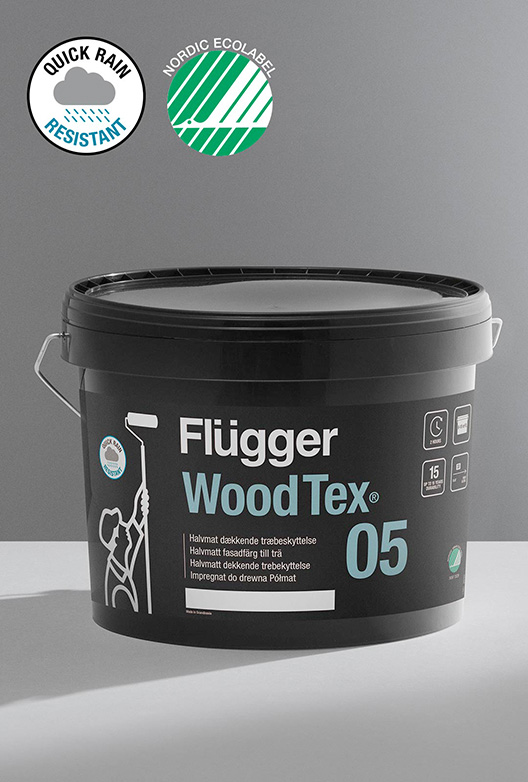 Spand med Flügger Wood Tex 05 halvmat træbeskyttelse med Svanemærket og Quick Rain Resistant-mærke.
