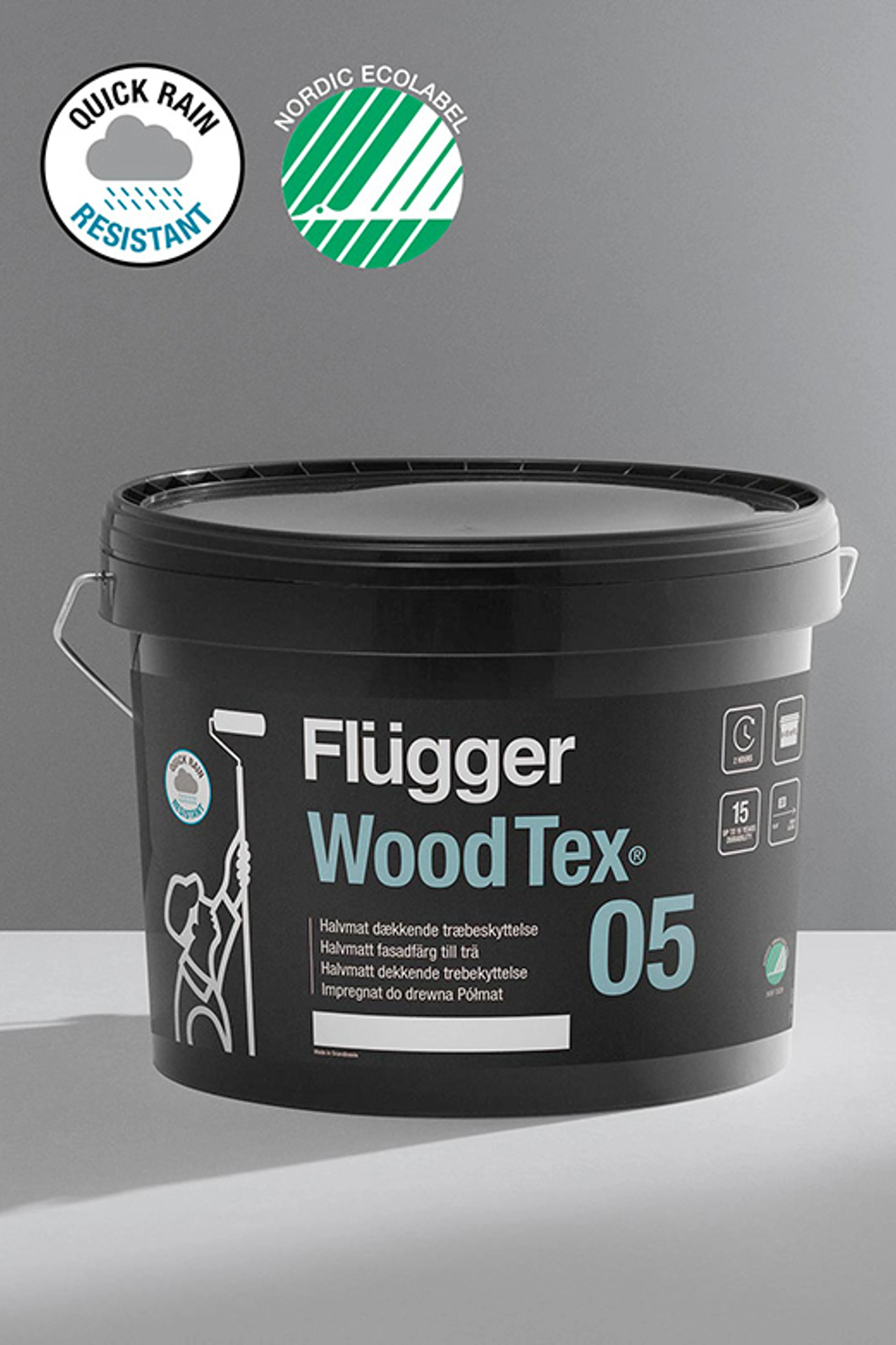 Spand med Flügger Wood Tex 05 halvmat træbeskyttelse med Svanemærket og Quick Rain Resistant-mærke.