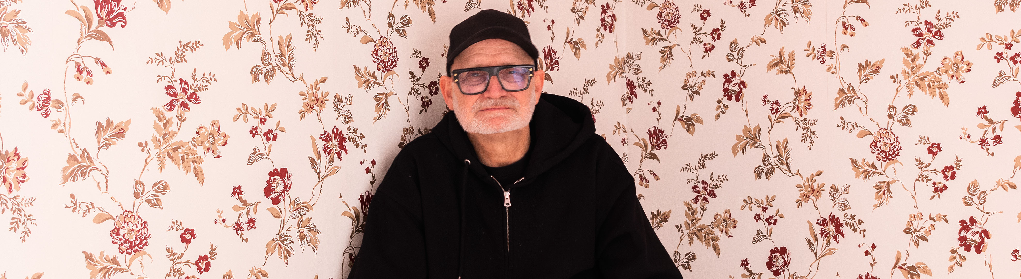 Arne Aksel der kigger ind i kameraet.