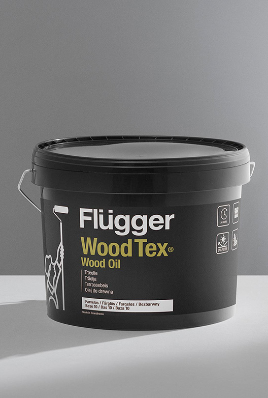 Spand med Flügger Wood Tex Wood Oil træolie foran en neutral grå baggrund.