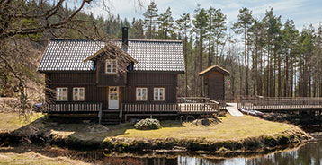 Træhus mellem træer i Norge.