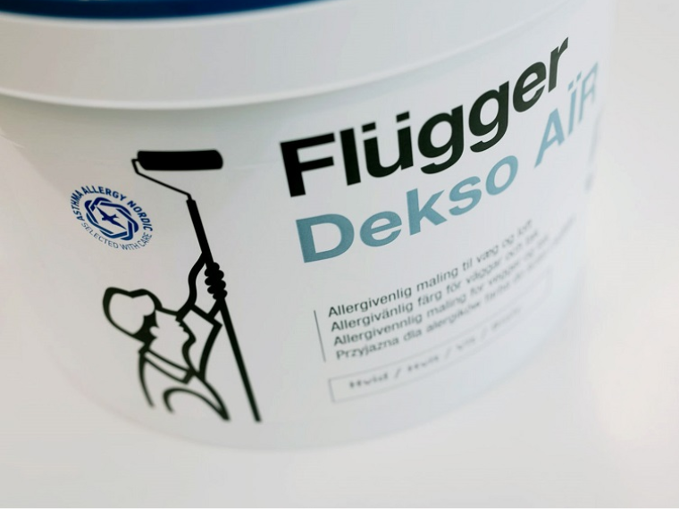 Bucket of Flügger Dekso Air paint shown in close-up, with the product name visible on the label.