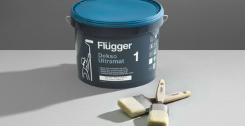 Image of Dekso 1 from Flügger and paint brushes on a grey table.
