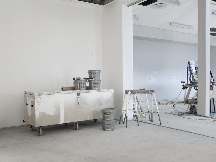 Renovering af bolig, hvor der males med Perform 5 maling i cremet farve.