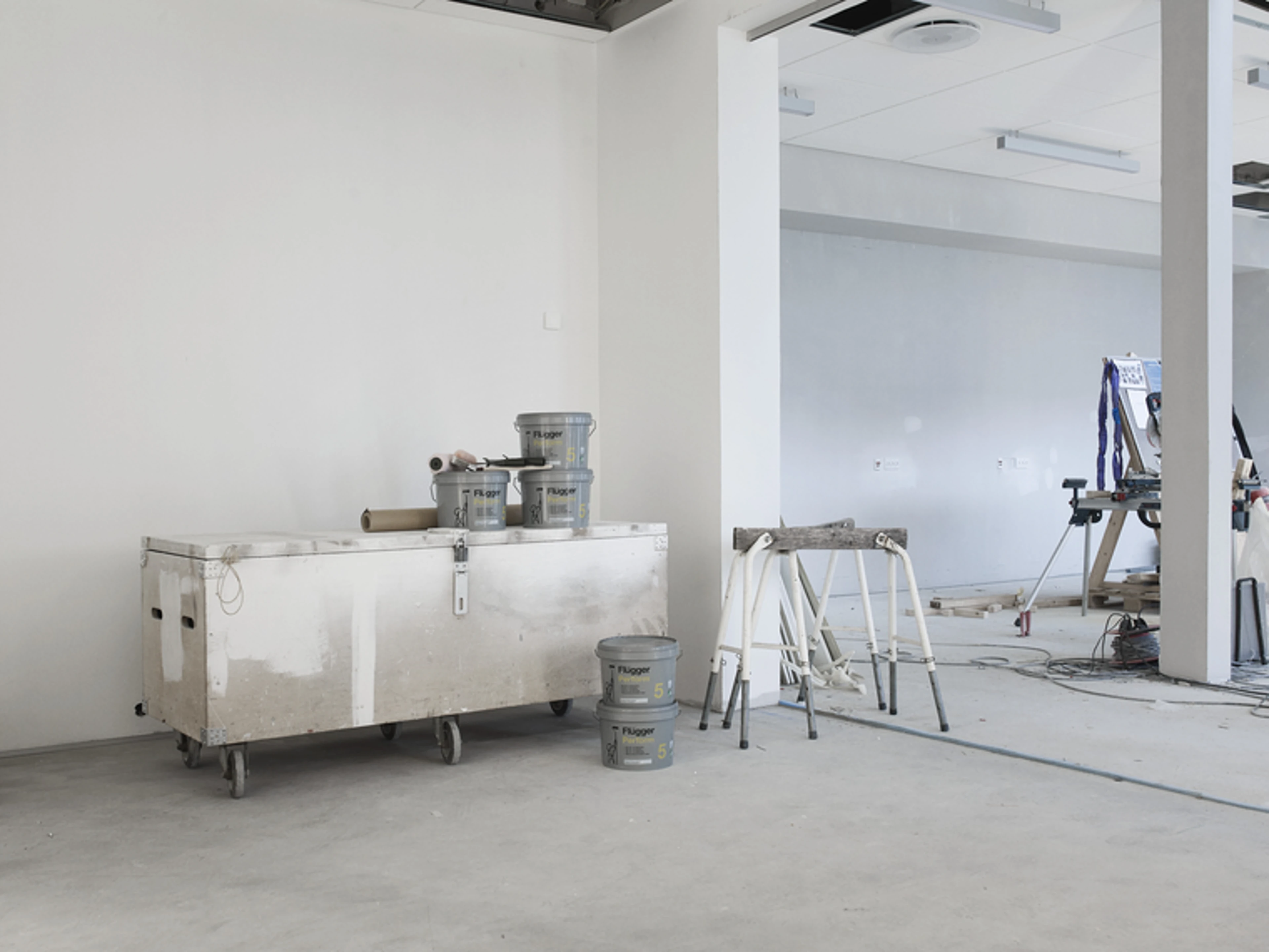 Renovering af bolig, hvor der males med Perform 5 maling i cremet farve.