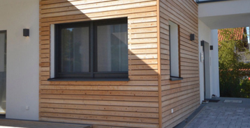 Hus med træfacade i lyst træ.