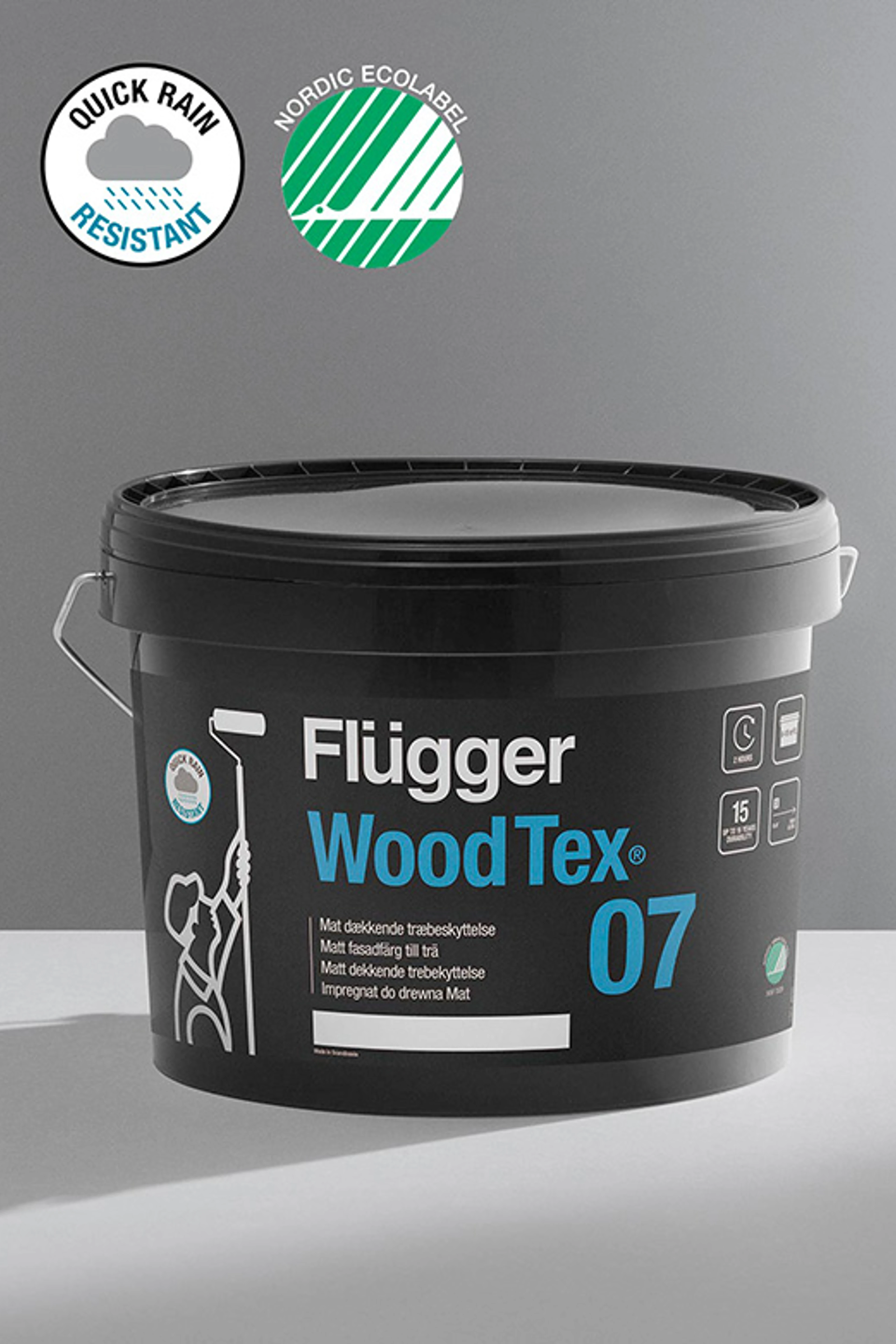 Spand med Flügger Wood Tex 07 mat træbeskyttelse med Svanemærket og Quick Rain Resistant-mærke.
