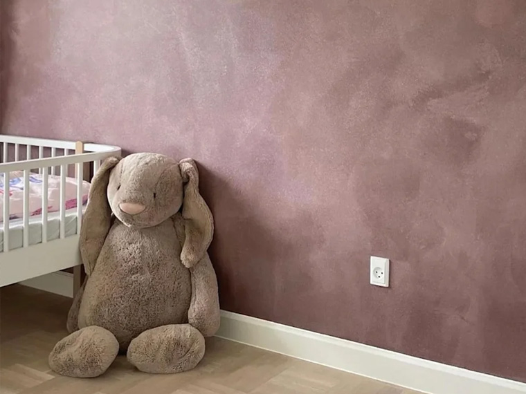 Mulberry KABRIC-vegg på et barnerom med illustrasjoner og en stor kosebamse.