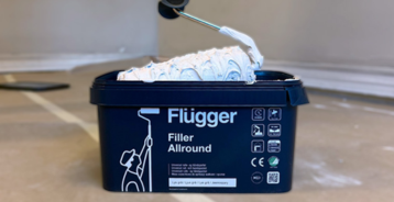 Container of Flügger Filler Allround with a paint roller.