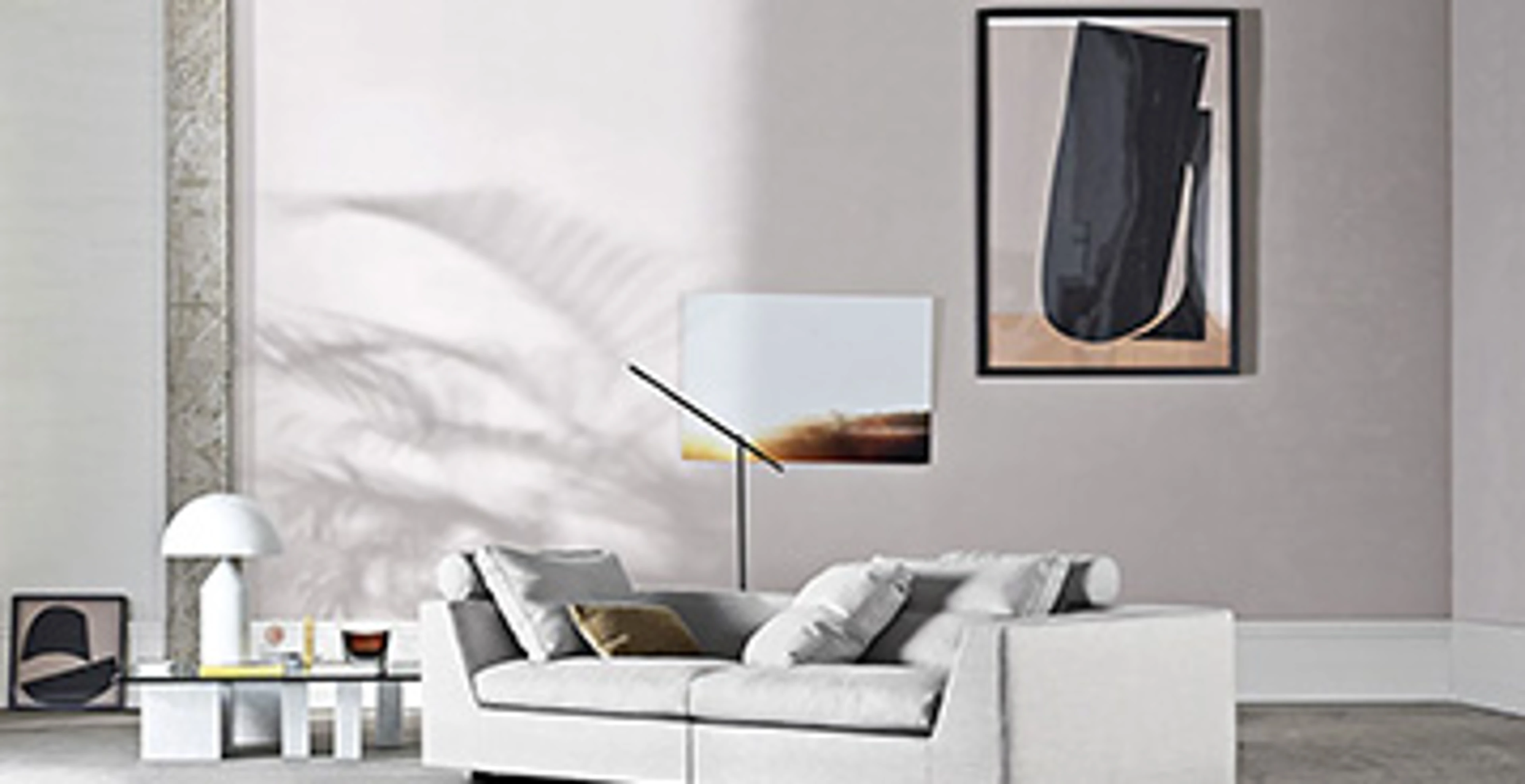 Stue med hvidlige vægge, en lysgrå sofa, og et sofabord med glasplade og marmorben. Der er en hvid lampe med skærm på sofabordet. På væggen er der er maleri.