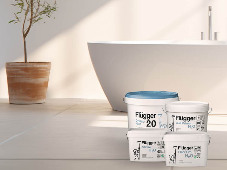 Bad med et badekar i bakgrunnen, der Flügger Dekso H2O-produktene står i forgrunnen sammen med de ulike produktene som trengs til våtromsmaling.