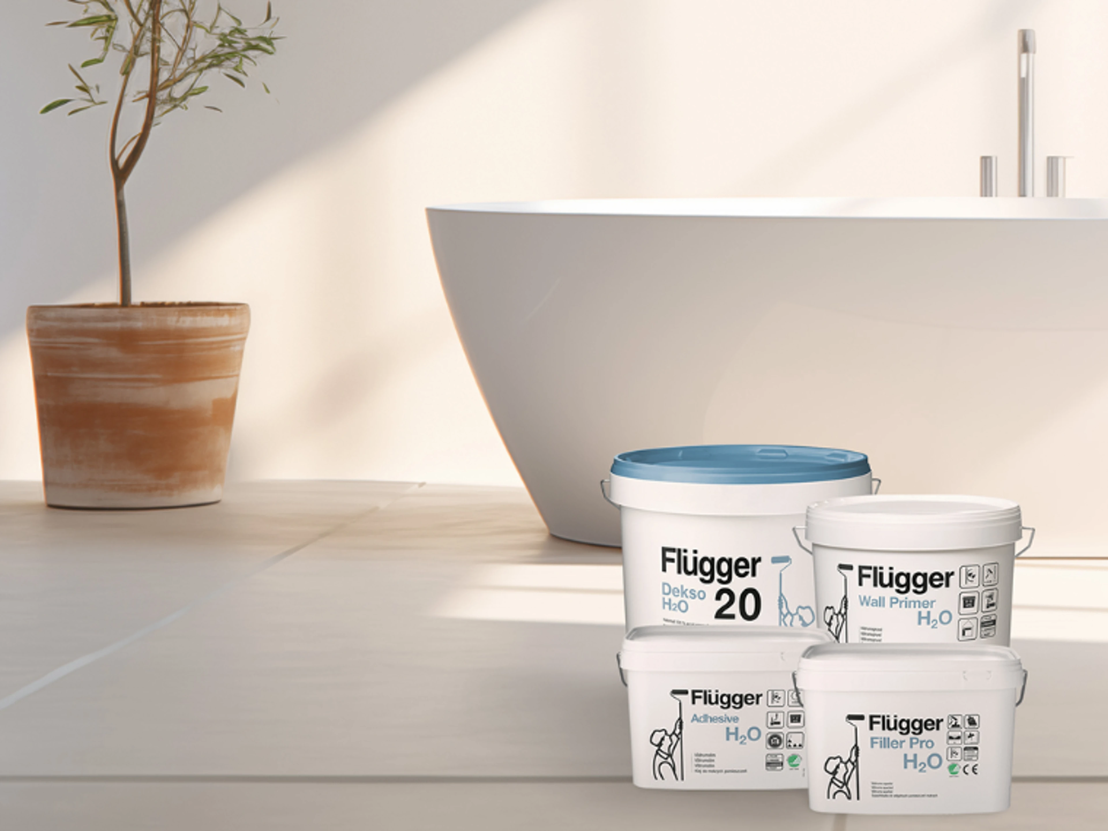 Bad med et badekar i bakgrunnen, der Flügger Dekso H2O-produktene står i forgrunnen sammen med de ulike produktene som trengs til våtromsmaling.