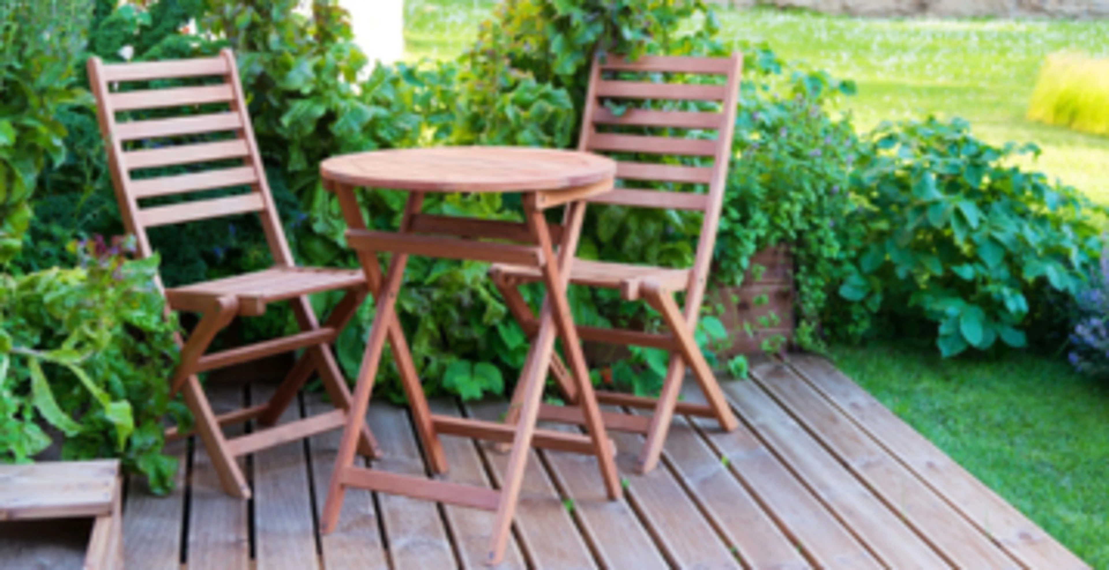 Havemøbler i træ på terrasse.