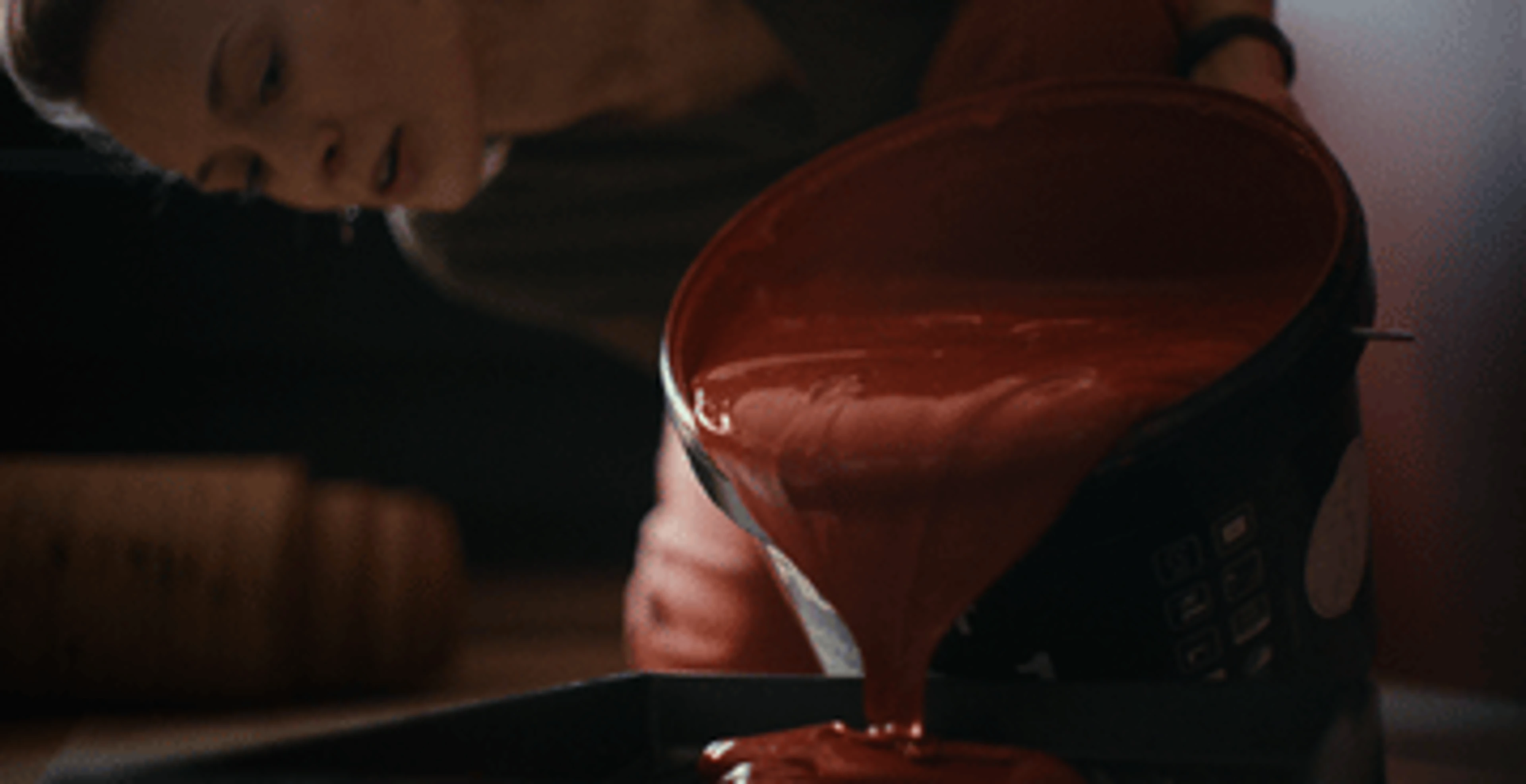 Nalewanie farby w kolorze Deep Red do kuwety malarskiej.