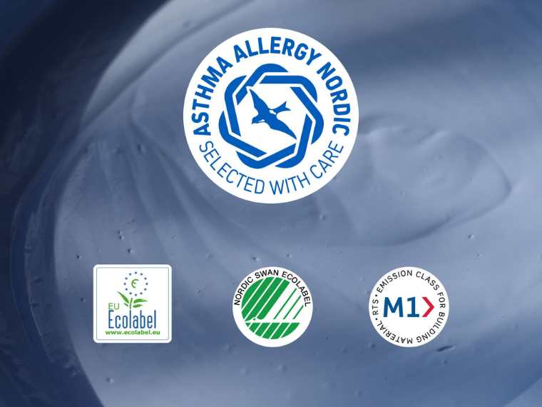 Nærbillede af Dekso AÏR maling med certificeringsmærker for Asthma Allergy Nordic, EU Ecolabel, Svanemærket og M1.