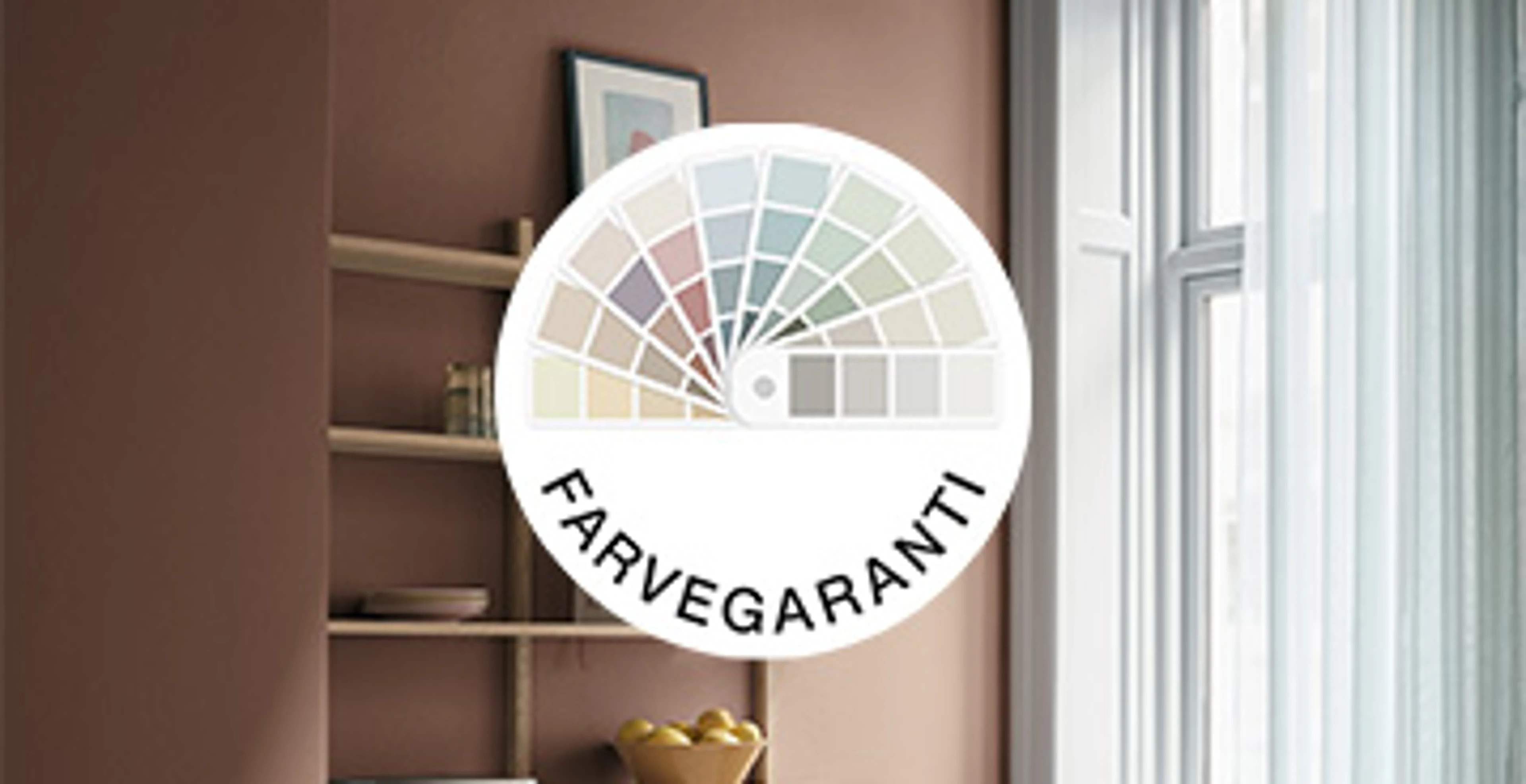 Farvegaranti-logo placeret foran et interiør med brun væg, åben reol og vindue. Logoet viser en vifte af farveprøver i forskellige nuancer.