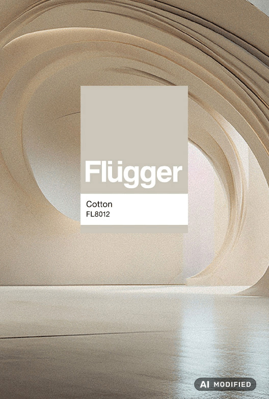 Flügger-farveprøven Cotton (FL8012) vises foran en baggrund med bløde, buede arkitektoniske former i varme beige og sandfarvede nuancer.